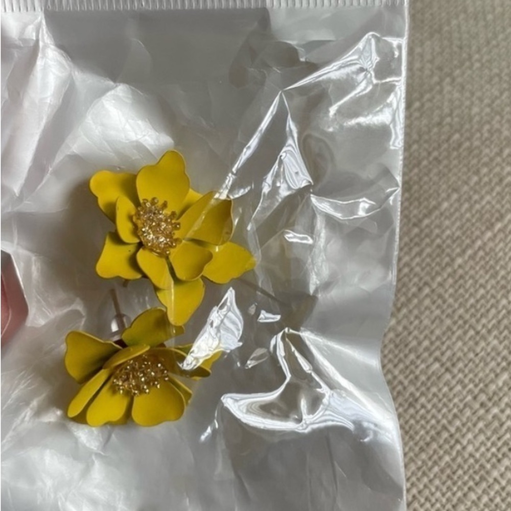 Flower yellow earrings studded Boho - Picture 4 of 4